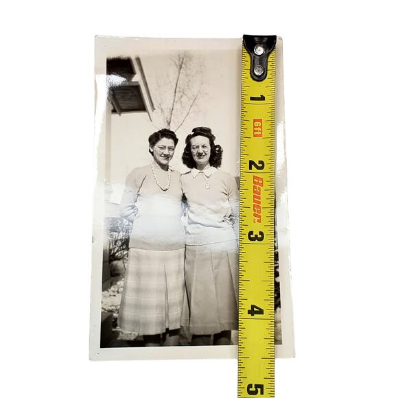 Vtg Sisters Posing Together Original Monochrome Photography Found Snapshot - Picture 2 of 4